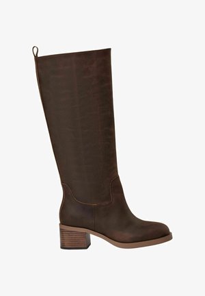 Høj brun læderstøvle med stablet blokhæl og trækketag i toppen, sidevisning på hvid baggrund.