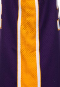 Lila Basketballtrikot mit gelben vertikalen Streifen und weißen Akzenten. Netzmaterial mit perforierter Textur. Die Nummer ist auf der Vorderseite angezeigt.