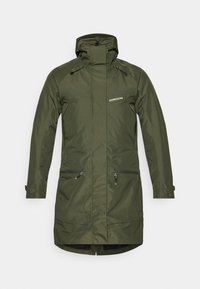 Veste longue imperméable vert olive avec capuche, deux poches avant zippées, bracelets de poignet ajustables et petit logo blanc sur la poitrine.