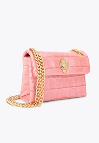 Borsa a tracolla in ecopelle di coccodrillo rosa, con una tracolla a catena, caratterizzata da un dettaglio di chiusura a scatto in tonalità oro e una forma rettangolare strutturata.
