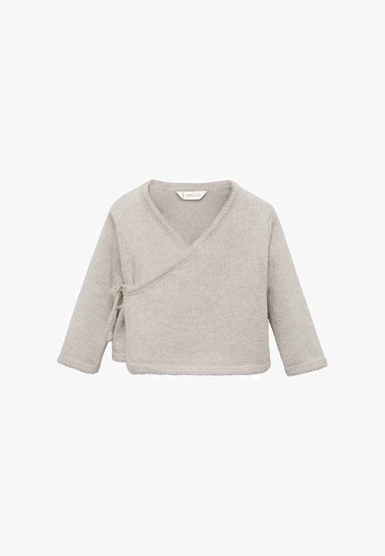 Lichtgrijze gebreide wikkeltop met een V-hals, lange mouwen en een strikdetail aan de zijkant. Zachte textuur en geribbelde randen. Cozy ontwerp voor comfort.