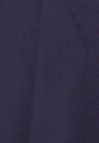 Tissu bleu foncé avec des plis doux créant des ombres subtiles et une texture sur toute la surface.
