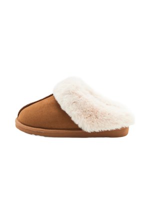 Pantoufle en suède marron avec un col en fausse fourrure blanche et duveteux, forme arrondie et semelle plate en caoutchouc, conçue pour le confort et la chaleur.