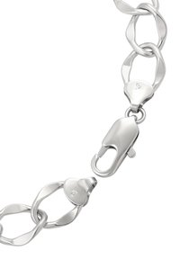 Catena argentata lucida con grandi anelli ovali e chiusura a granchio, caratterizzata da un marchio sottile sui connettori in metallo.