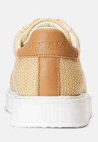 Teniska s tkaným hnědým svrškem, hladkým akcentem z hnědé kůže na patě, bílou gumovou podrážkou a embosovaným logem na patě. Obsahuje polstučený límec.