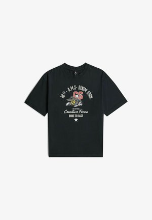 T-shirt noir à manches courtes avec un motif d'abeille, des lettres rouges "GS" et un texte indiquant "98th A.M.S Denim Soon Creative Force Built to Last."
