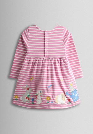 Rosa gestreiftes Langarmkleid mit geraffter Taille. Am Saum sind bestickte Tiere und Blumen zu sehen. Verschluss mit Knöpfen hinten.