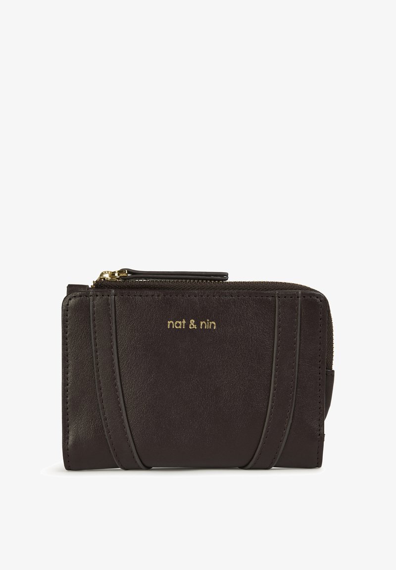 Portefeuille en cuir marron foncé avec marquage doré embossé, compartiment zippé et plusieurs emplacements pour cartes, présentant un subtil détail texturé.