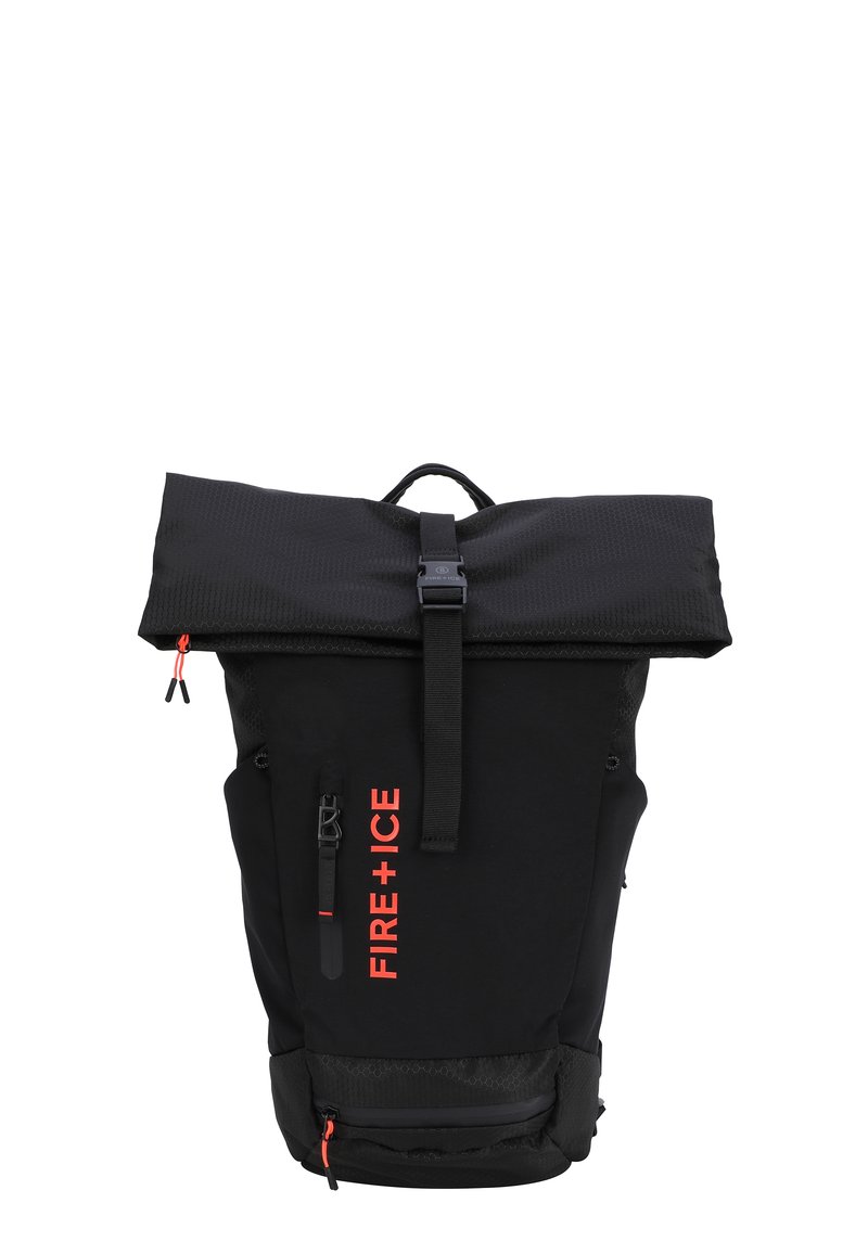 Schwarzer Rucksack mit Rollverschluss, ausgestattet mit rotem "FIRE+ICE"-Logo, verstellbarem Schnallenverschluss und seitlicher Reißverschlusstasche. Texturiertes Material und verstärkter Boden.