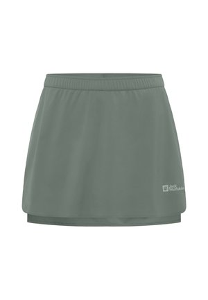 Jupe de sport verte avec une taille élastique. Fabriquée en tissu léger et lisse. Présente un logo imprimé sur le bas avant.