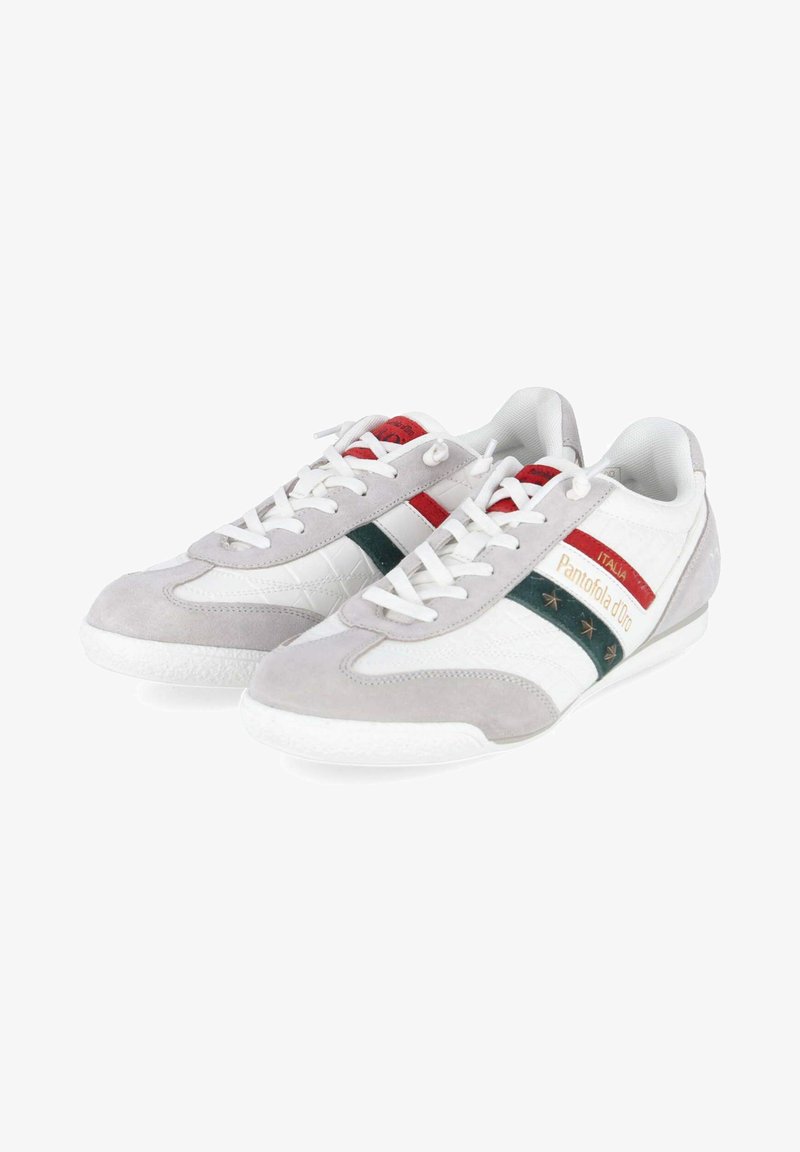 Sneakers in pelle bianca e grigia con strisce rosse e verdi, lacci e marchio "Pantofola d'Oro" sul lato.