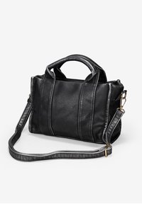 Bolso de mano de cuero sintético negro con forma estructurada, que cuenta con dos asas superiores y una correa de hombro desmontable. Acentos de costura visibles.