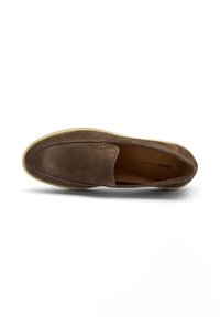 Scarpa slip-on in suede marrone con punta rotonda, cuciture minime e suola in gomma chiara. Interno in pelle color tan.