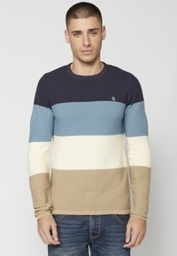 Kötött kerek nyakú pulóver, amely vízszintes csíkokkal rendelkezik sötétkék, világoskék, krémszínű és beige árnyalatokban. Texturált anyag és illeszkedő ujjak jellemzik.