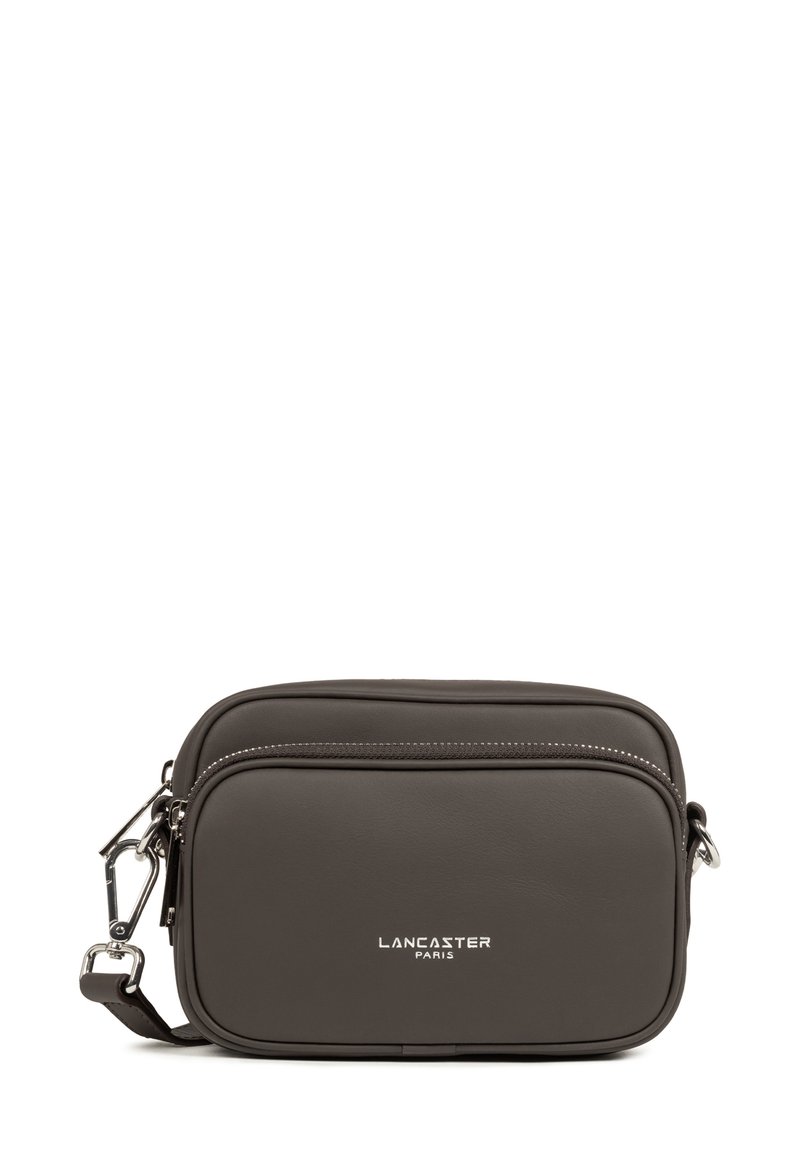 Borsa a tracolla in pelle grigia con doppie tasche con zip, accessori in argento e logo in rilievo "Lancaster Paris" sulla parte frontale. Forma compatta e rettangolare.