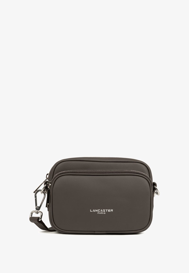 Borsa a tracolla in pelle grigia con doppie tasche con zip, accessori in argento e logo in rilievo "Lancaster Paris" sulla parte frontale. Forma compatta e rettangolare.