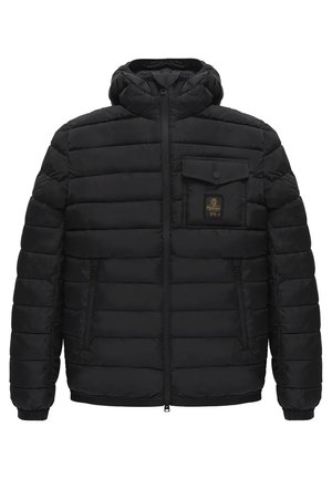 Giacca puffer nera con cappuccio, design trapuntato, zip frontale e taschino sul petto con bottone a pressione e logo. Tessuto morbido e liscio.