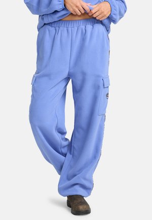 Pantaloni in pile blu con una cintura elastica e tasche cargo laterali. Il tessuto è morbido, con una texture liscia e una vestibilità comoda.