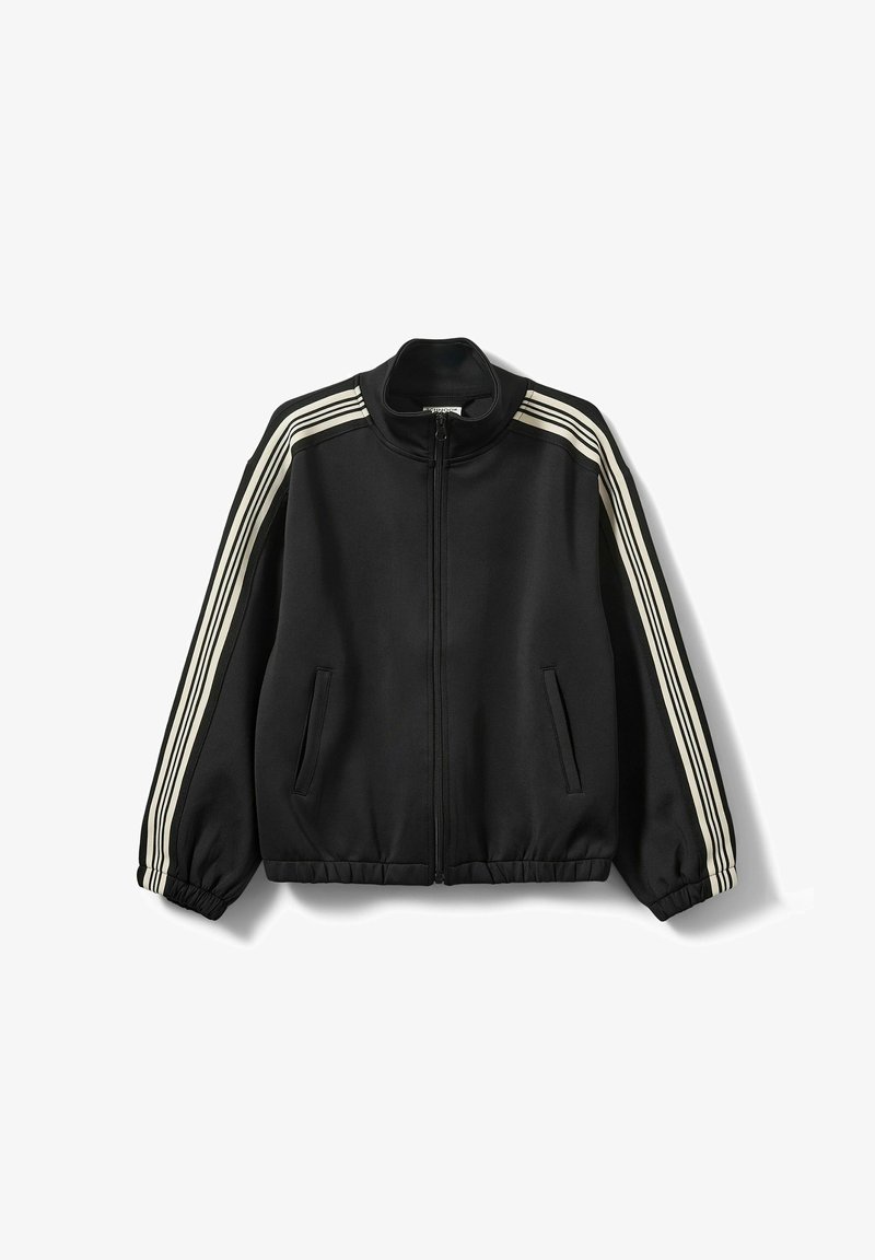 Černá sportovní bunda s vysokým límcem, s třemi bílými pruhy na každém rukávu a bočními kapsami. Elastické manžety a pas.