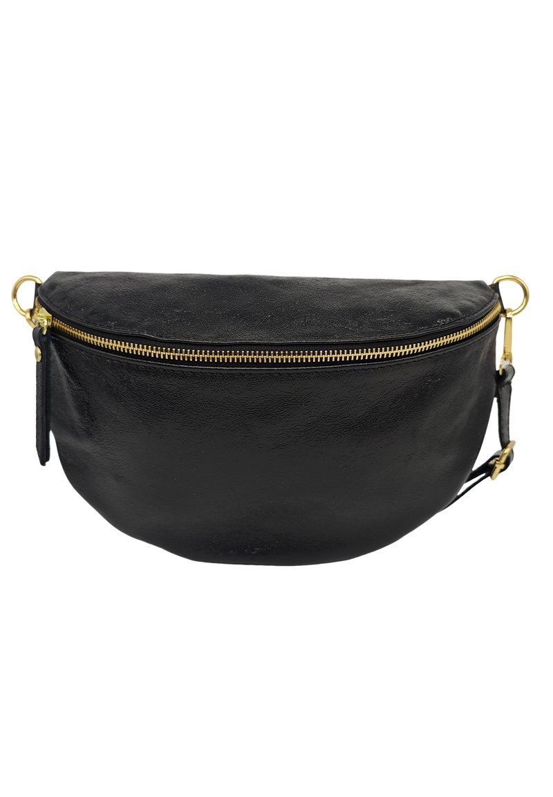 Sac en cuir noir de forme arrondie, avec une fermeture éclair dorée et une bandoulière sur le côté. Texture lisse avec des accents minimaux et un design épuré.