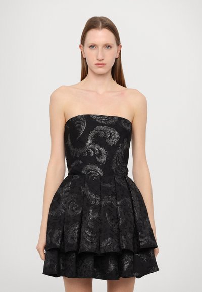 Rochie neagră fără bretele, cu un material texturat și modele paisley argintii, un corset ajustat și o fustă stratificată, evazată.