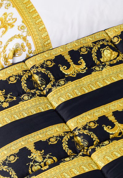 Housse de couette de luxe en tissu bleu marine avec des motifs baroques dorés complexes, y compris des motifs et des bordures, sur un fond blanc.
