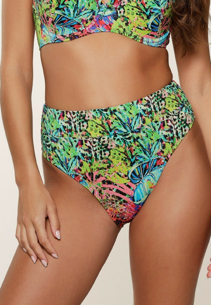 Visoke badić hlačice u živopisnom, multikolor tropskom uzorku s nijansama zelene, ružičaste i plave boje, s glatkom teksturom.