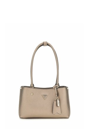 Sac à main beige métallique avec deux anses, de forme rectangulaire, logo en relief et étiquette amovible, ornée de petites garnitures en métal doré.