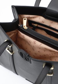 Bolso de mano de cuero sintético negro con herrajes en tono dorado, un bolsillo con cremallera y un interior beige estampado con diseño de monograma.