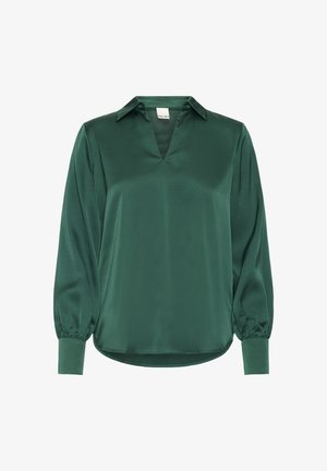 Zaļš satīna blūze ar V-veida kakla izgriezumu, gariem pūstošiem piedurknēm un piegrieztiem malām. Gluda tekstūra un smalks spīdums uzlabo dizainu.