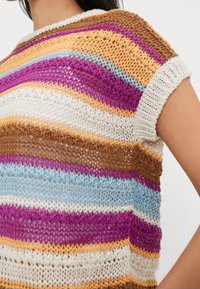 Top de punto multicolor con rayas horizontales en marrón, púrpura, crema, azul y naranja. Textura suave con escote redondo y mangas cortas.