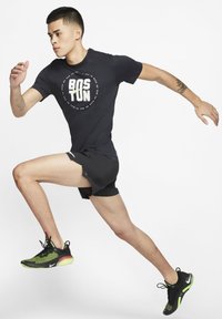 Nike Performance STRIDE - Urheilushortsit - black