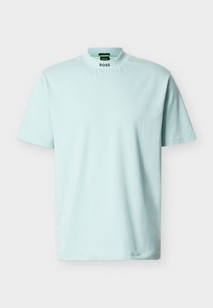 Világoskék rövid ujjú póló magas nyakkal. Puha anyagból készült, a galléron logónyomattal. Egyszerű és sokoldalú dizájn.