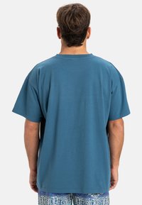Blauwe katoenen t-shirt met een relaxte pasvorm, korte mouwen en een rechte zoom. Het ontwerp heeft een klassieke ronde hals en een gladde textuur.
