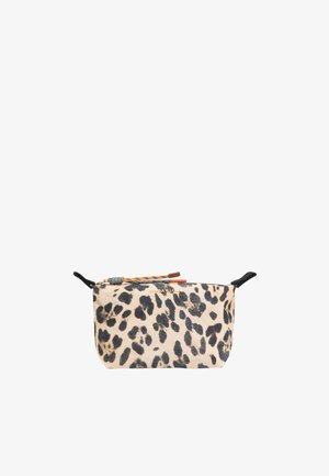 Pochette con stampa leopardata realizzata in materiale morbido, di forma rettangolare, presenta dettagli neri e una cerniera con tiranti colorati. Logo dorato esposto.