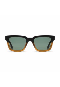 Lunettes de soleil rectangulaires noires et orange avec des verres verts. Elles ont des montures épaisses et une finition mate avec un design géométrique audacieux.