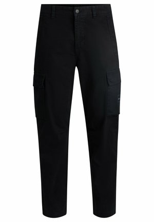 Pantaloni cargo neri in cotone con una texture liscia. Presentano due grandi tasche laterali e una chiusura a bottone in vita.