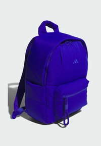 Pequeña mochila Adidas de color azul royal con correas acolchadas, bolsillo delantero con cremallera, asa superior y logo de Adidas en el bolsillo delantero.