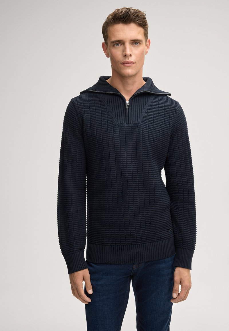 Navy-blau gestrickter Pullover mit Reißverschlusskragen, strukturiertem Muster und gerippten Bündchen und Saum. Slim Fit, mit einem v-förmigen Detail auf der Brust.