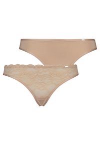 Nude-kleurige stringonderbroek set; één in gladde stof, de andere in kant met golvende randen. Bevat subtiele metalen accenten.