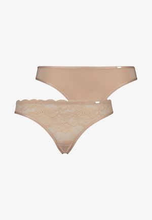 Nude-kleurige stringonderbroek set; één in gladde stof, de andere in kant met golvende randen. Bevat subtiele metalen accenten.