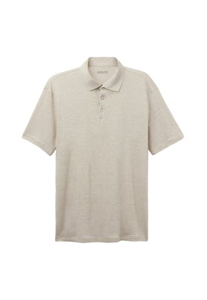 Beige polo t-shirt lavet af blødt stof, med en tre-knaps placket, korte ærmer og en klassisk krave med subtil tekstur.