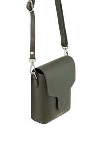 Borsa a tracolla verde in pelle con chiusura a patta, superficie testurizzata e finiture in metallo argentato. Tracolla regolabile per un uso versatile.