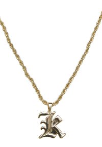 Colier placat cu aur, având un lanț împletit și un pandantiv proeminent, stilizat, cu litera "K" cu finisaj strălucitor și detalii complicate.