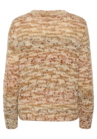 Pletený svetr s kulatým výstřihem, kombinující teplé béžové, hnědé a jemné červené tóny, s dlouhými rukávy.