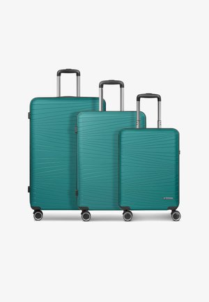 Tre valigie rigide color verde petrolio con quattro ruote e manici neri estensibili, disposte dalla più grande alla più piccola su sfondo bianco.