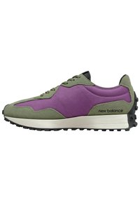 Fioletowe i zielone buty sportowe wykonane z zamszu i tekstyliów, zawiązywane, z wyraźną gumową podeszwą oraz detalem z logo.