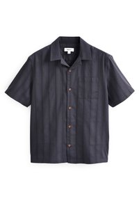 Krótki rękaw ciemnoszarej koszuli z pionowymi paskami, kołnierzykiem, sześcioma brązowymi guzikami i pojedynczą kieszenią na piersi. Gładka faktura tkaniny.