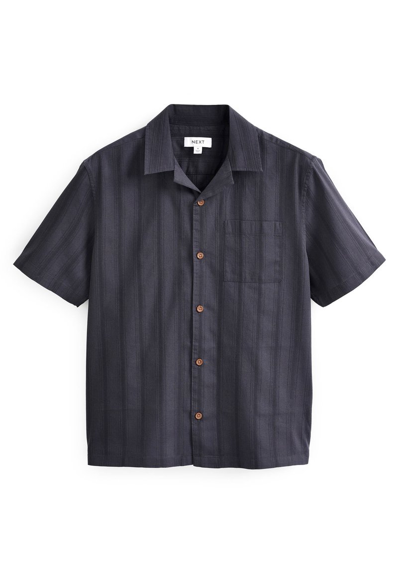 Krótki rękaw ciemnoszarej koszuli z pionowymi paskami, kołnierzykiem, sześcioma brązowymi guzikami i pojedynczą kieszenią na piersi. Gładka faktura tkaniny.