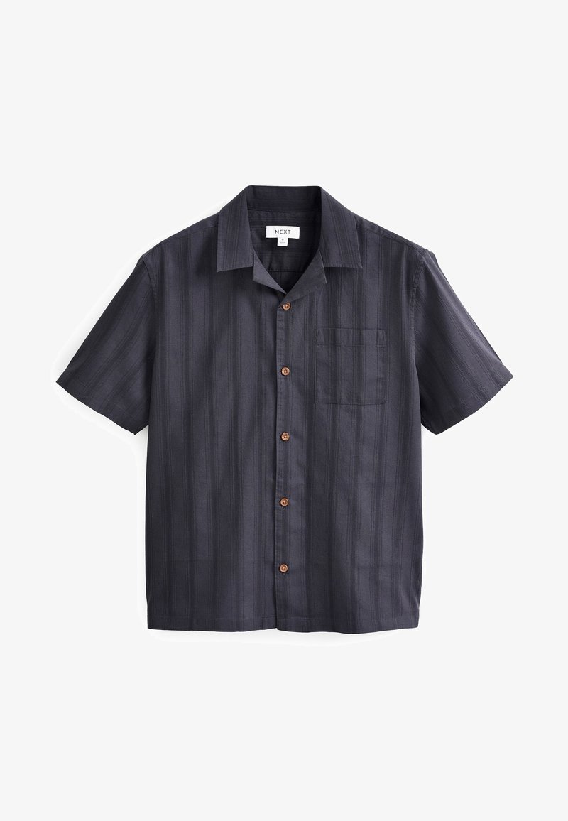 Krótki rękaw ciemnoszarej koszuli z pionowymi paskami, kołnierzykiem, sześcioma brązowymi guzikami i pojedynczą kieszenią na piersi. Gładka faktura tkaniny.